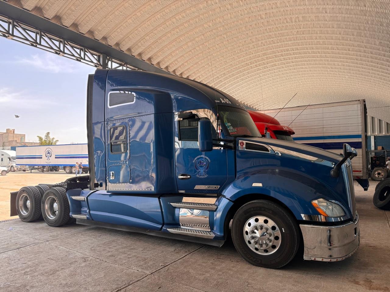 Tractocamión Kenworth T680 Azul — Transportes Narvaza