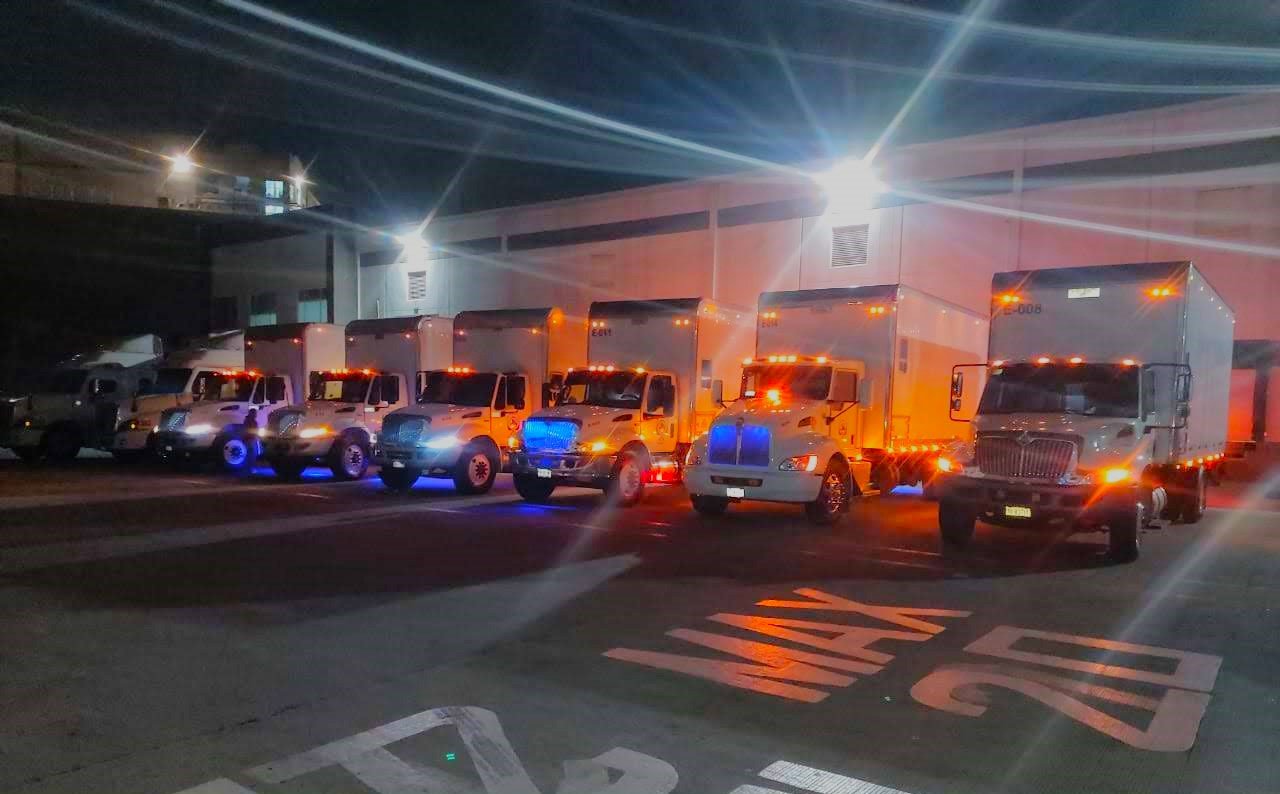 Flota Torton en patio De noche — Transportes Narvaza